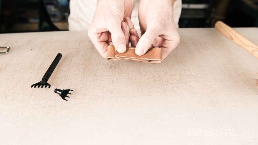 how-to-make-a-leather-keychain-tutorial-diy-01-00025