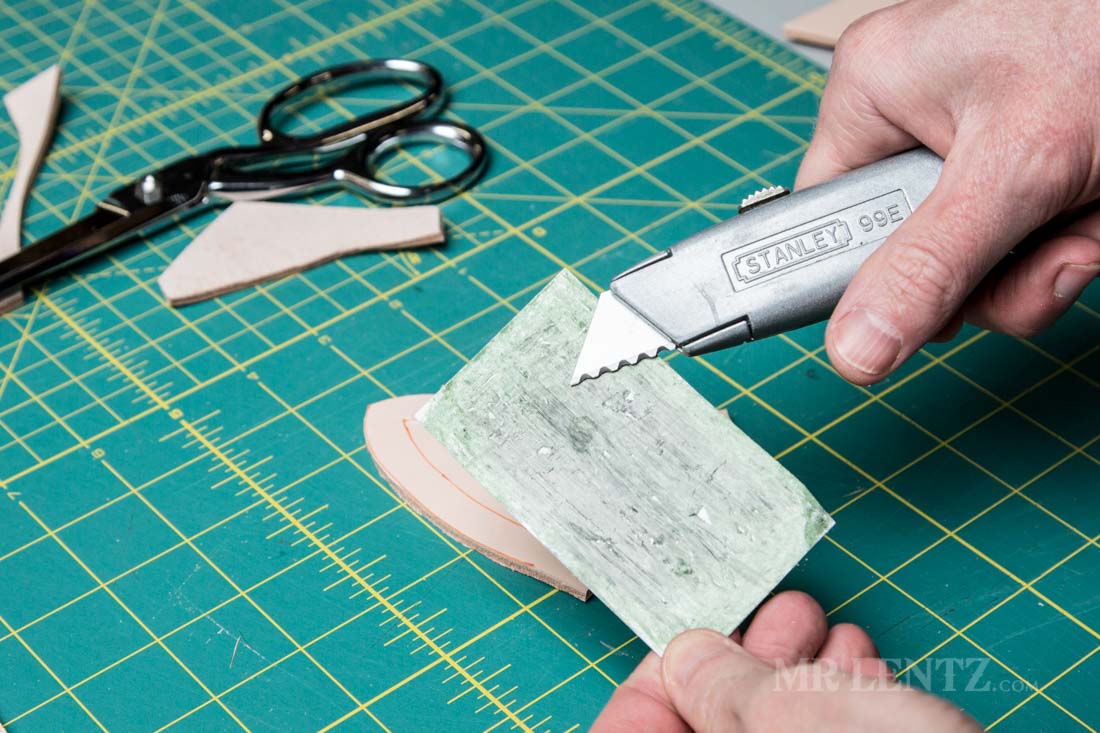 sharpening razor blade with strop