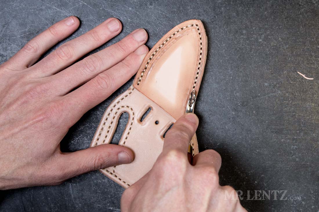 using a stitch marker to even out stitches on knife sheath