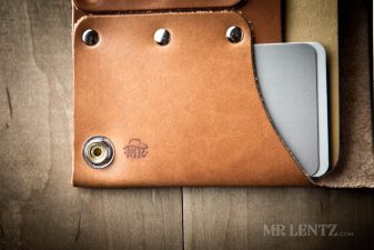 snapping travel wallet